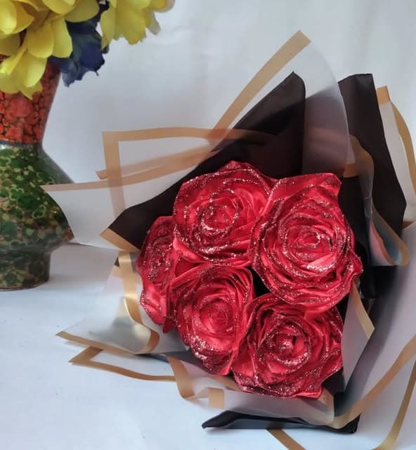 5 flower ribbon bouquet