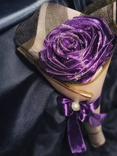 one flower ribbon bouquet